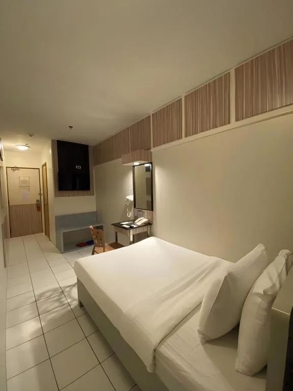 Bed in Majestic Hotel Manila - Formerly Octagon Mansion Hotel Manila