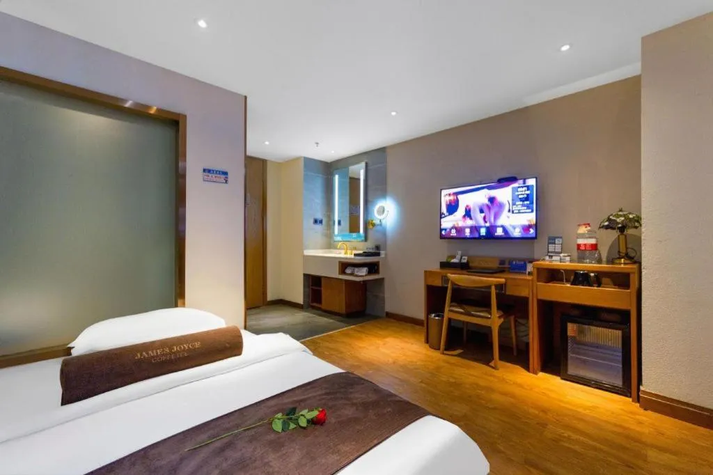 Bed in James Joyce Coffetel Xi'an Lingtong The Terracotta Army Huaqingchi University Town Metro Station