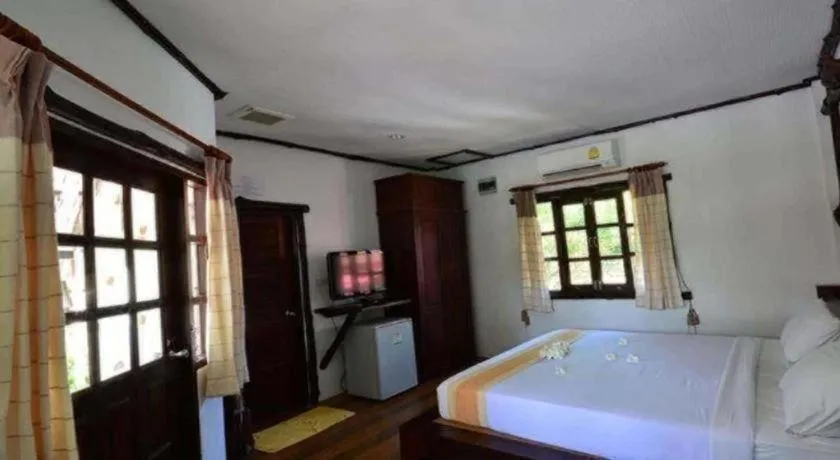 Bed in Alongkot Beach Resort Khanom