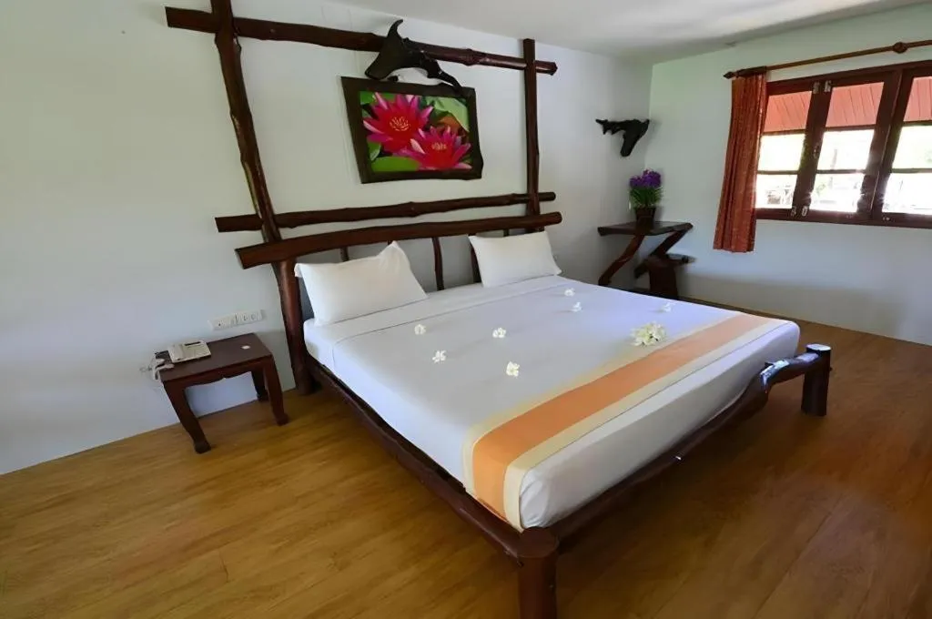 Bed in Alongkot Beach Resort Khanom