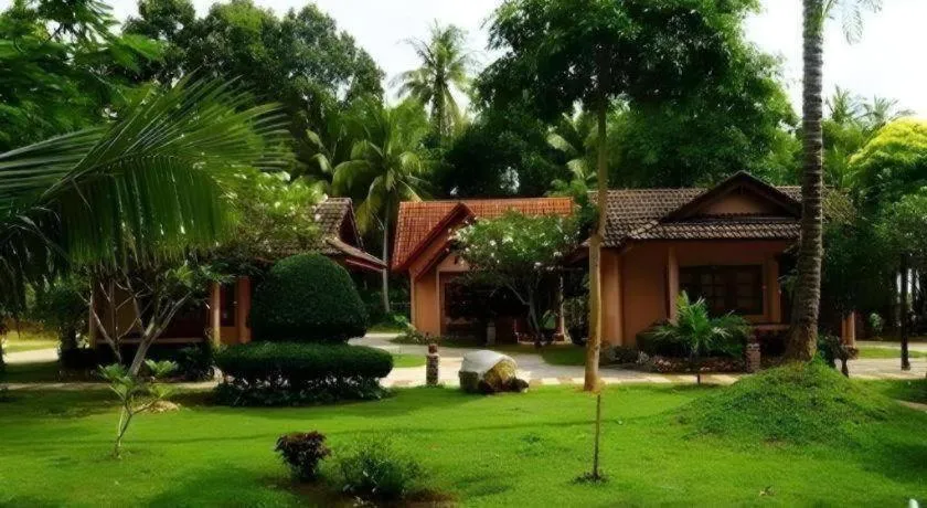 Alongkot Beach Resort Khanom