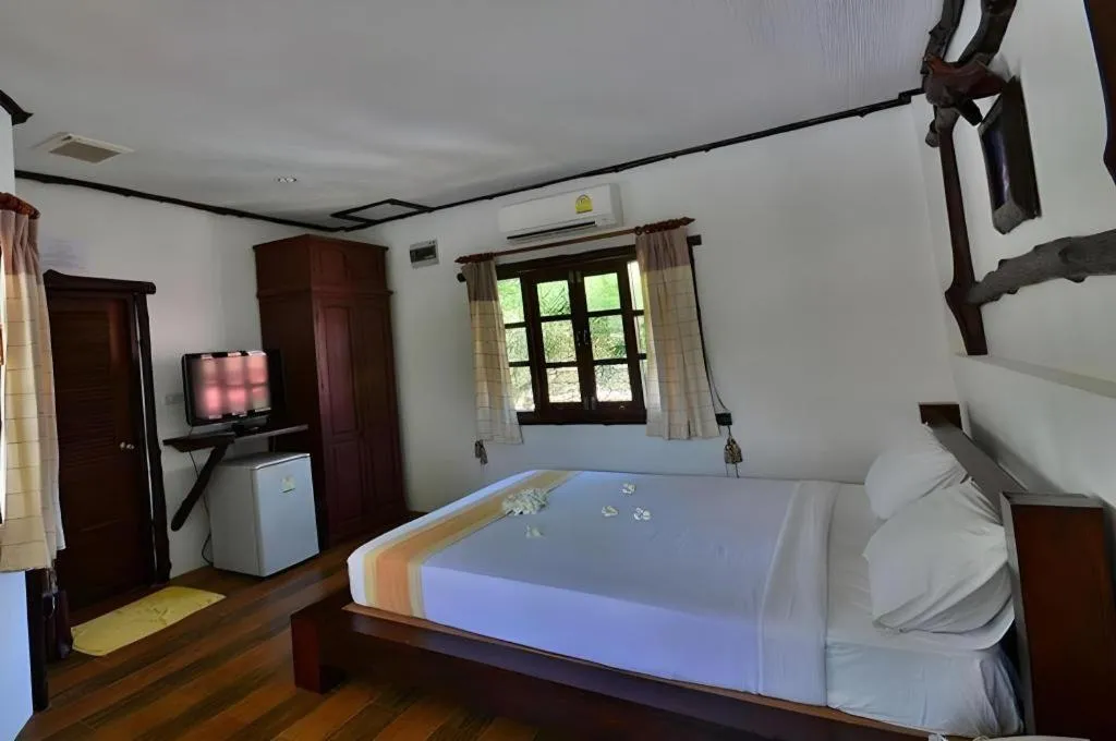 Bed in Alongkot Beach Resort Khanom