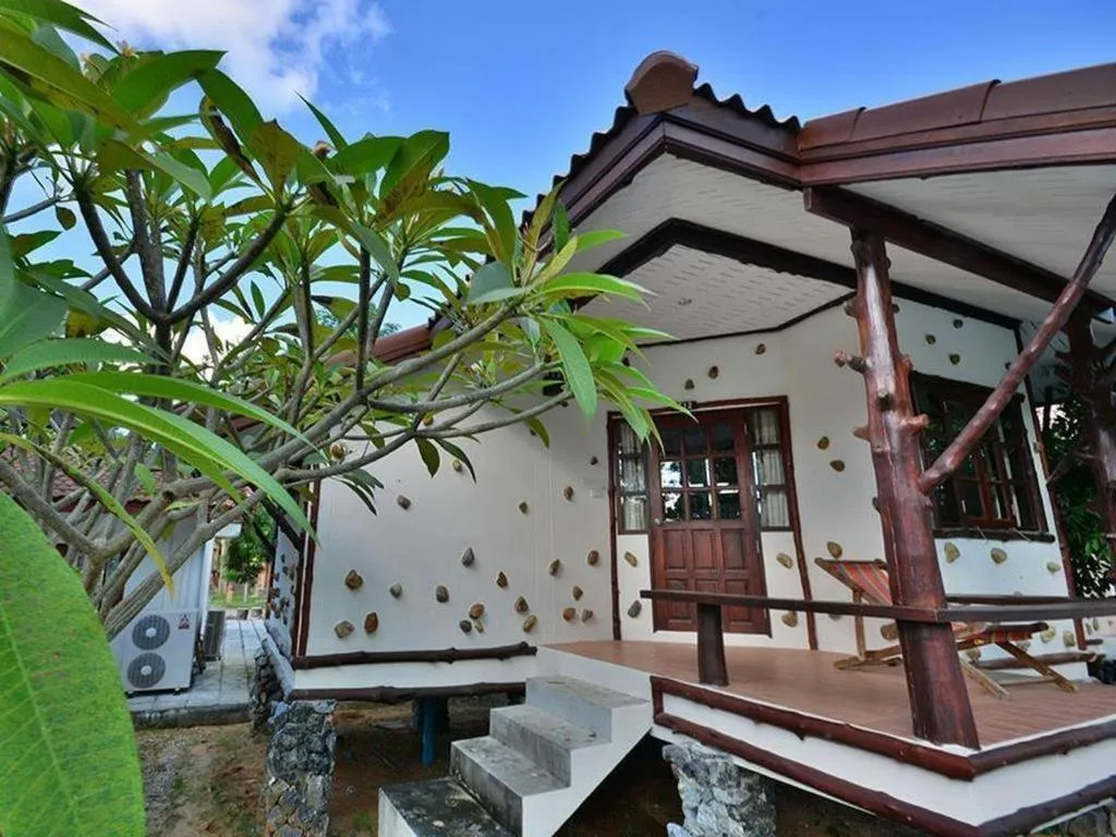 Alongkot Beach Resort Khanom