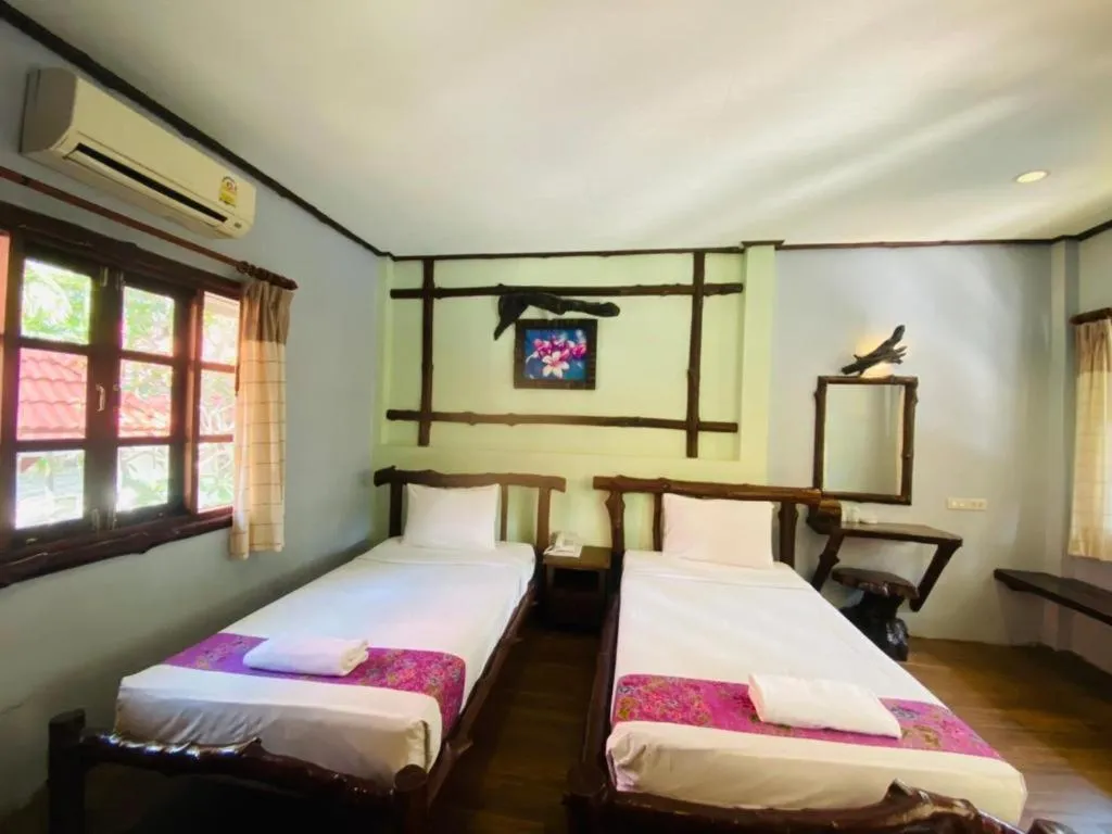 Bed in Alongkot Beach Resort Khanom