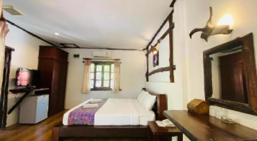 Bed in Alongkot Beach Resort Khanom