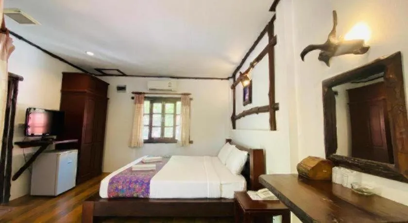 Bed in Alongkot Beach Resort Khanom