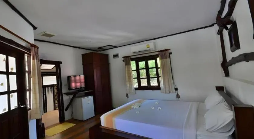 Bed in Alongkot Beach Resort Khanom