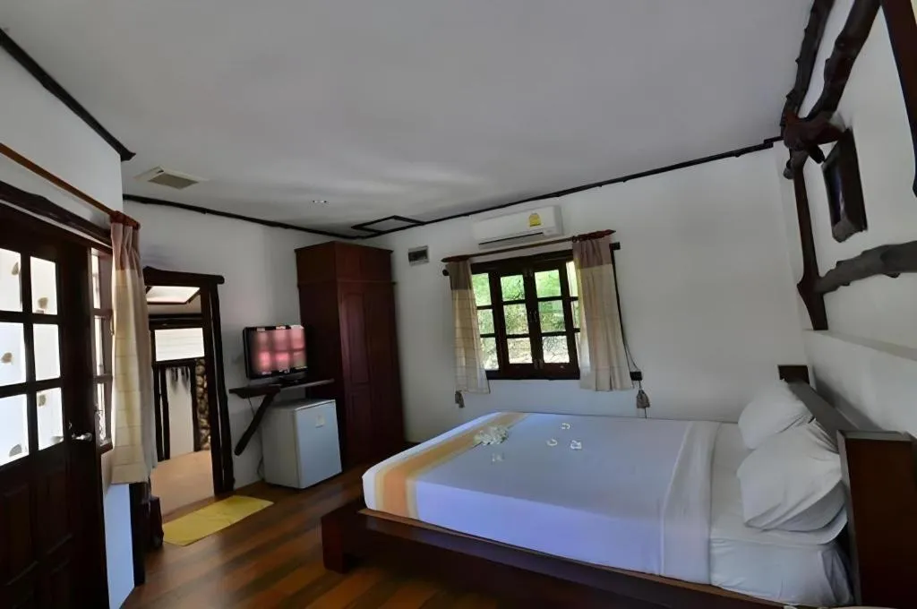 Bed in Alongkot Beach Resort Khanom