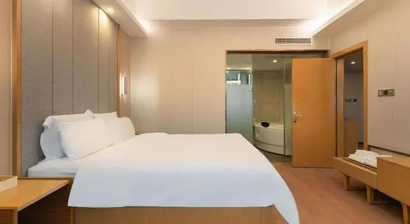 Bed in Lavande Hotels Guangzhou Fangcun Huadiwan Metro Station Bed in Lavande Hotels Guangzhou Fangcun Huadiwan Metro Station