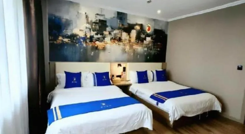 Bed in Super 8 Hotel Premier Suzhou Shihu Dong Road Metro Station