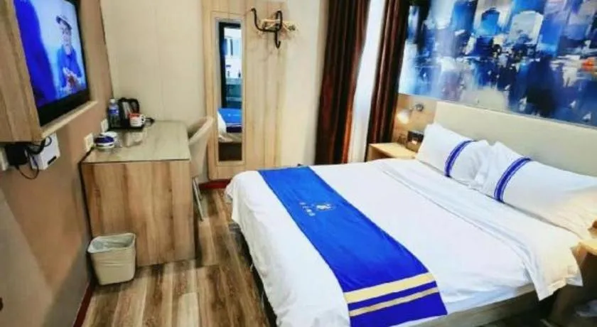 Bed in Super 8 Hotel Premier Suzhou Shihu Dong Road Metro Station