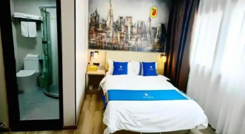 Bed in Super 8 Hotel Premier Suzhou Shihu Dong Road Metro Station