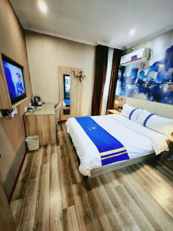 Bed in Super 8 Hotel Premier Suzhou Shihu Dong Road Metro Station