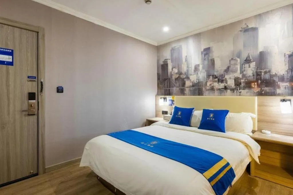 Bed in Super 8 Hotel Premier Suzhou Shihu Dong Road Metro Station