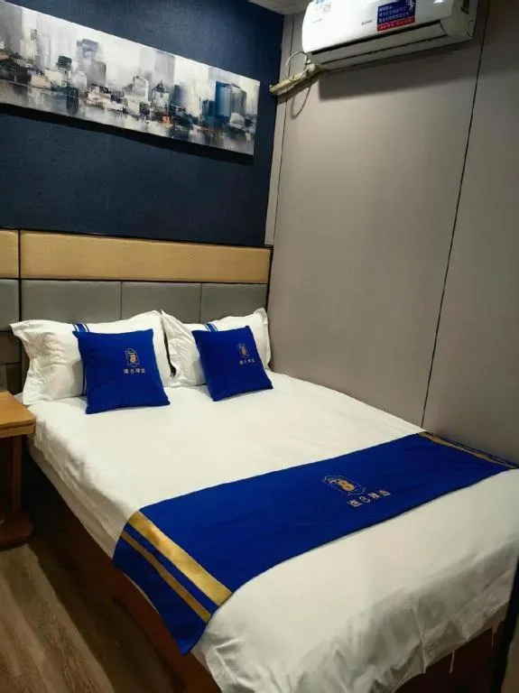 Bed in Super 8 Hotel Premier Suzhou Shihu Dong Road Metro Station