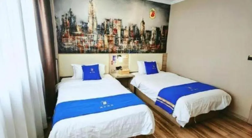 Bed in Super 8 Hotel Premier Suzhou Shihu Dong Road Metro Station