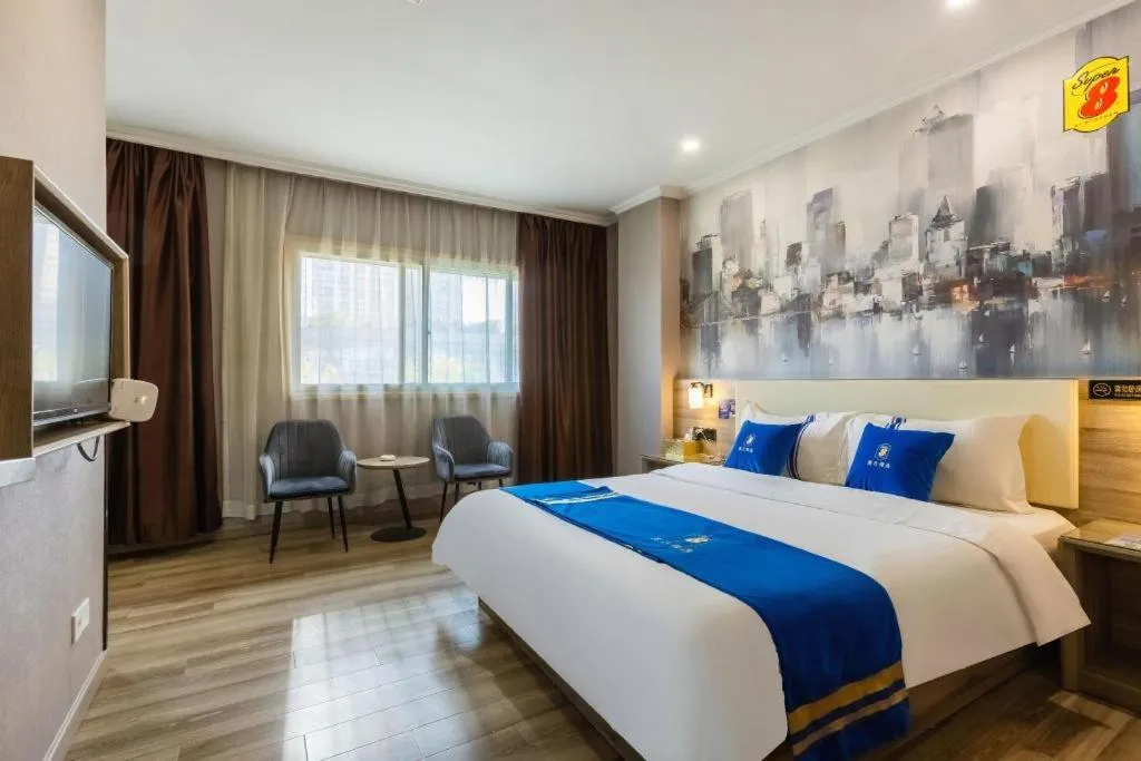 Bed in Super 8 Hotel Premier Suzhou Shihu Dong Road Metro Station