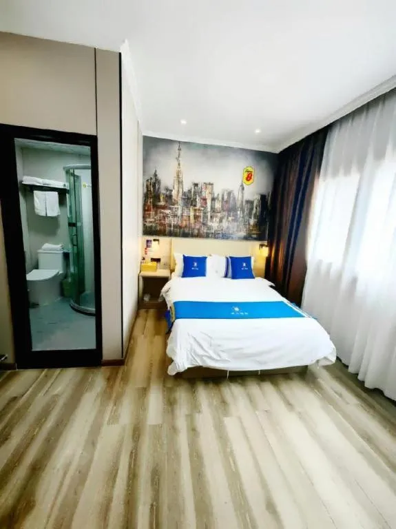 Bed in Super 8 Hotel Premier Suzhou Shihu Dong Road Metro Station