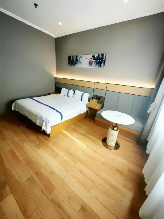 Bed in Super 8 Hotel Premier Suzhou Shihu Dong Road Metro Station