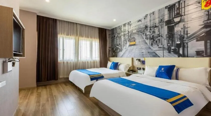 Bed in Super 8 Hotel Premier Suzhou Shihu Dong Road Metro Station