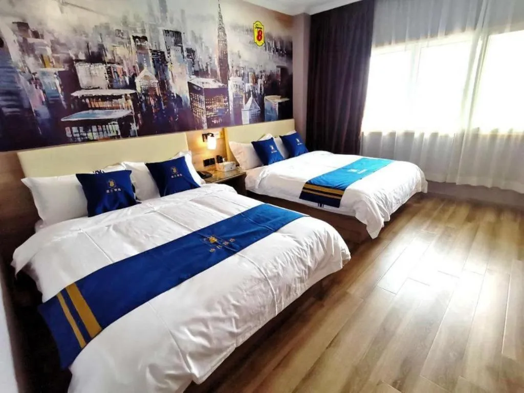 Bed in Super 8 Hotel Premier Suzhou Shihu Dong Road Metro Station