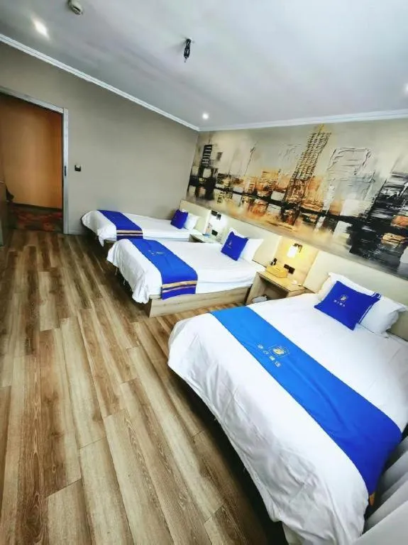 Bed in Super 8 Hotel Premier Suzhou Shihu Dong Road Metro Station