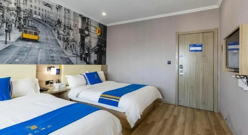 Bed in Super 8 Hotel Premier Suzhou Shihu Dong Road Metro Station