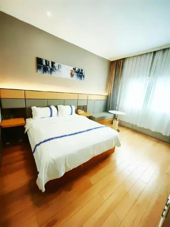 Bed in Super 8 Hotel Premier Suzhou Shihu Dong Road Metro Station