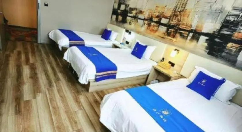 Bed in Super 8 Hotel Premier Suzhou Shihu Dong Road Metro Station