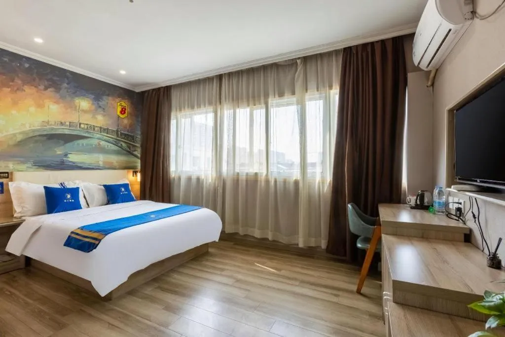 Bed in Super 8 Hotel Premier Suzhou Shihu Dong Road Metro Station