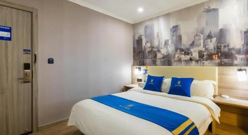 Bed in Super 8 Hotel Premier Suzhou Shihu Dong Road Metro Station