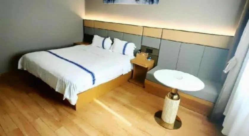 Bed in Super 8 Hotel Premier Suzhou Shihu Dong Road Metro Station