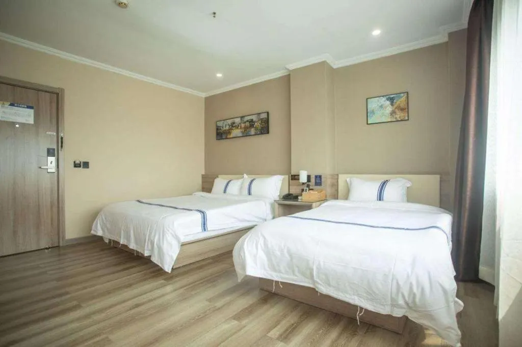 Bed in Super 8 Hotel Premier Suzhou Shihu Dong Road Metro Station