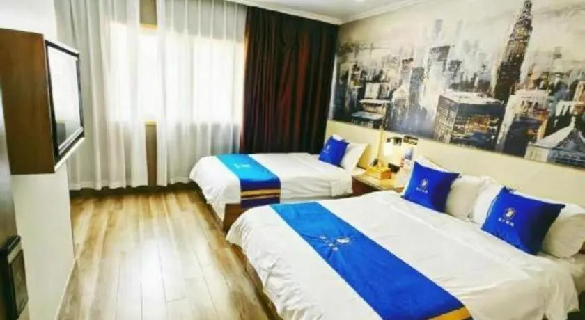 Bed in Super 8 Hotel Premier Suzhou Shihu Dong Road Metro Station