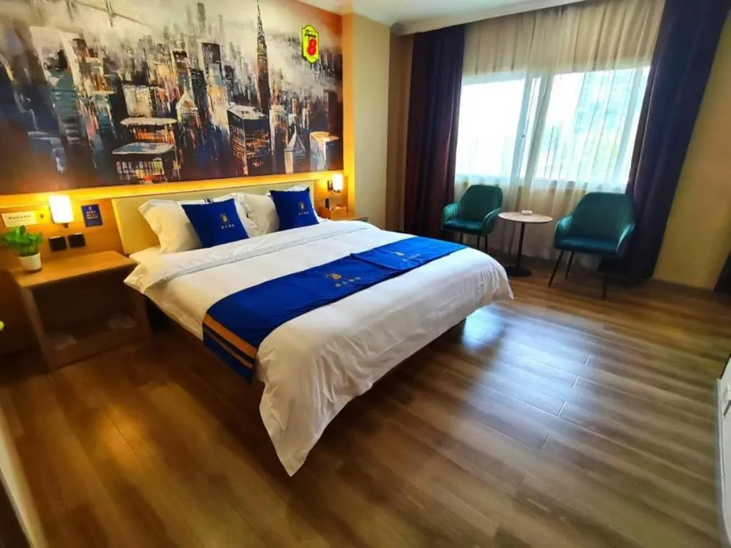 Bed in Super 8 Hotel Premier Suzhou Shihu Dong Road Metro Station