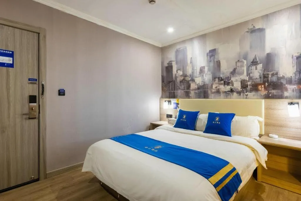 Bed in Super 8 Hotel Premier Suzhou Shihu Dong Road Metro Station