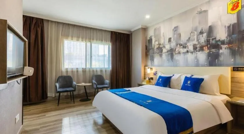 Bed in Super 8 Hotel Premier Suzhou Shihu Dong Road Metro Station