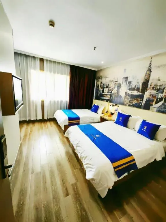 Bed in Super 8 Hotel Premier Suzhou Shihu Dong Road Metro Station