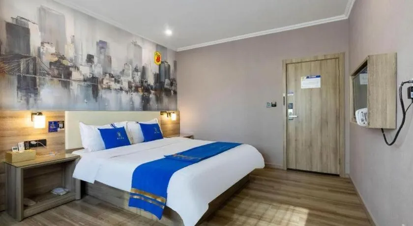 Bed in Super 8 Hotel Premier Suzhou Shihu Dong Road Metro Station