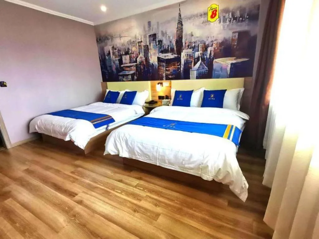 Bed in Super 8 Hotel Premier Suzhou Shihu Dong Road Metro Station