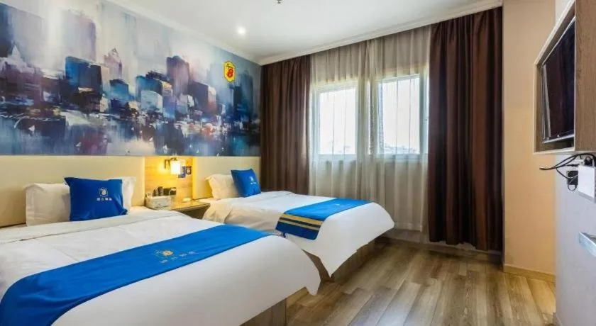 Bed in Super 8 Hotel Premier Suzhou Shihu Dong Road Metro Station