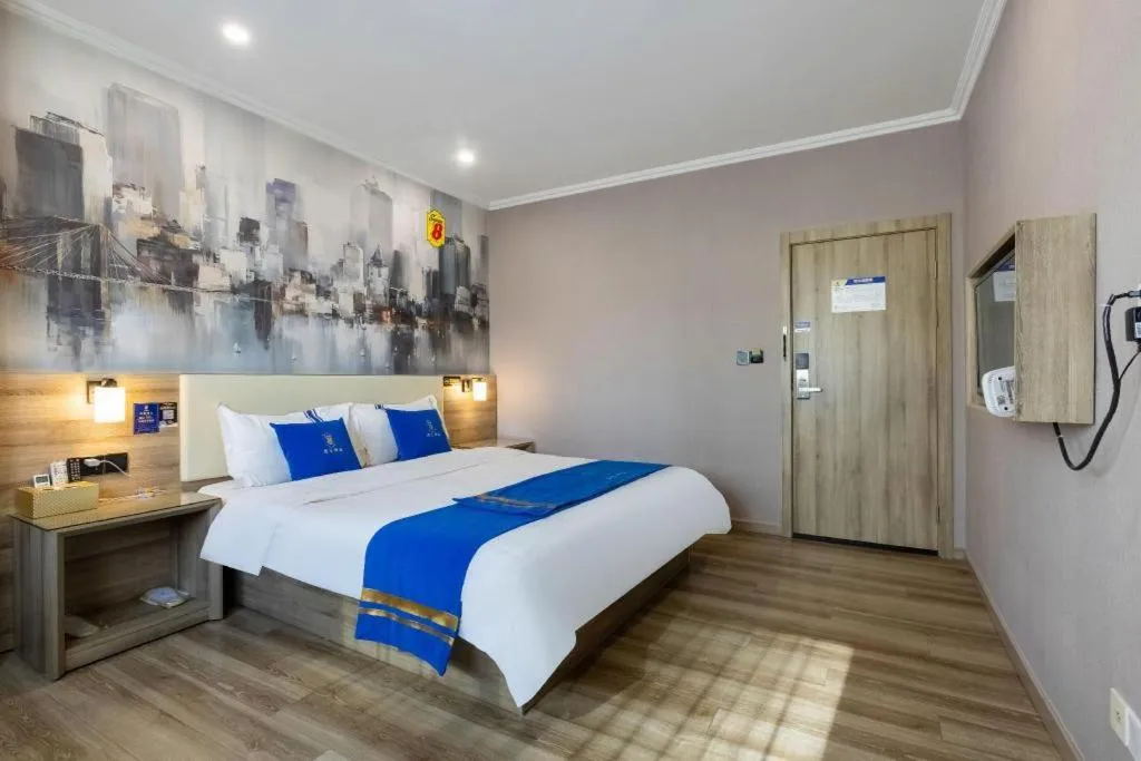 Bed in Super 8 Hotel Premier Suzhou Shihu Dong Road Metro Station