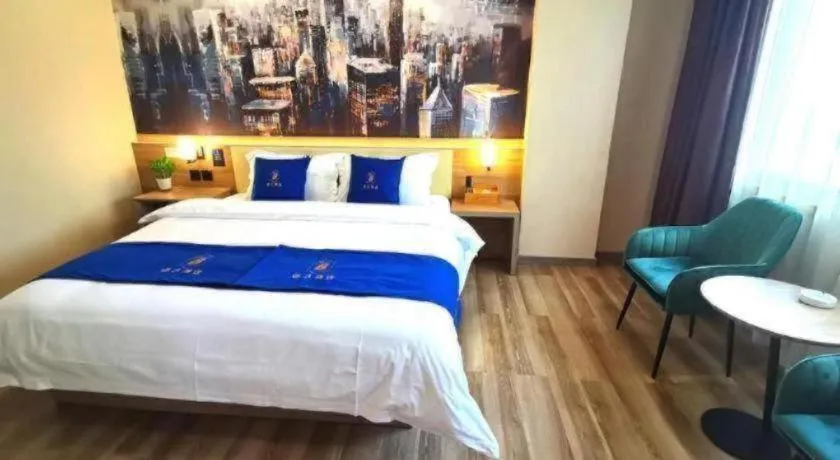 Bed in Super 8 Hotel Premier Suzhou Shihu Dong Road Metro Station