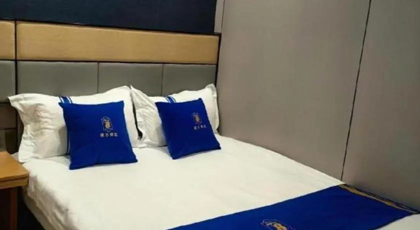 Bed in Super 8 Hotel Premier Suzhou Shihu Dong Road Metro Station