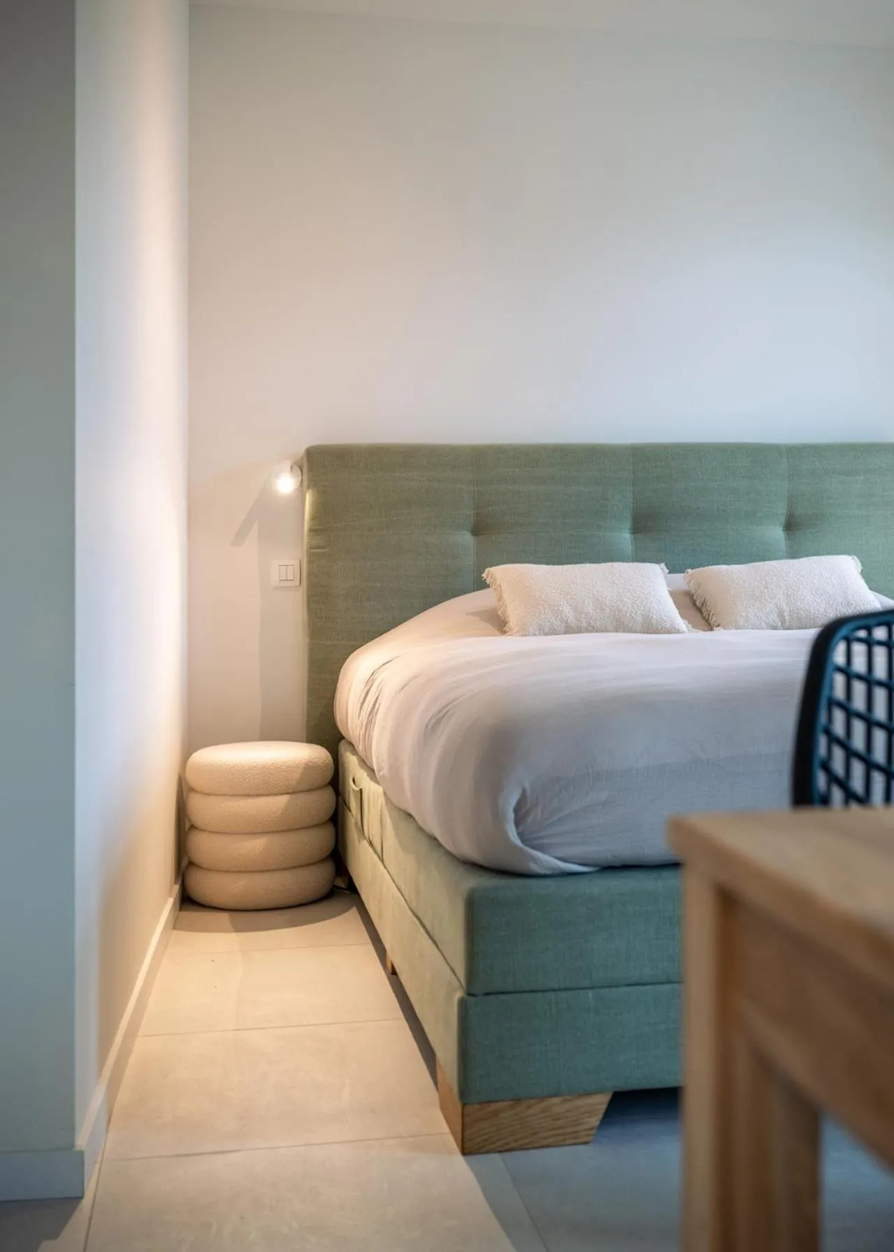 Bed in Mavue kamer met terras