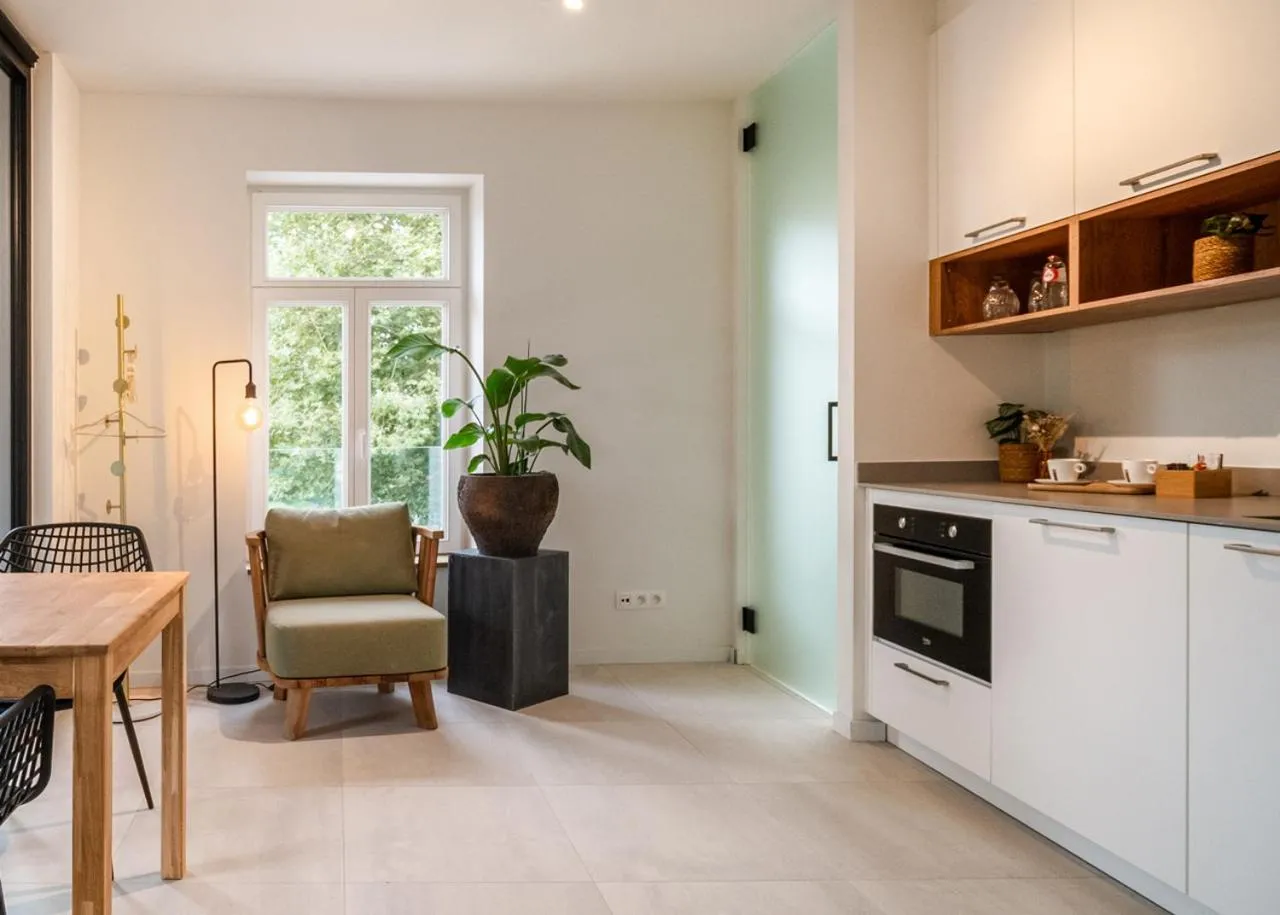 Kitchen or kitchenette in Mavue kamer met terras