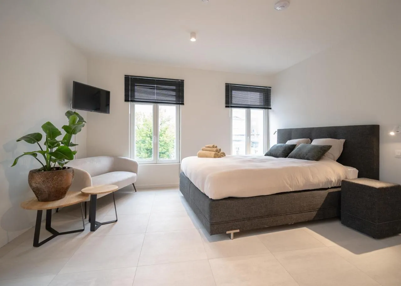 Bed in Mavue kamer met terras