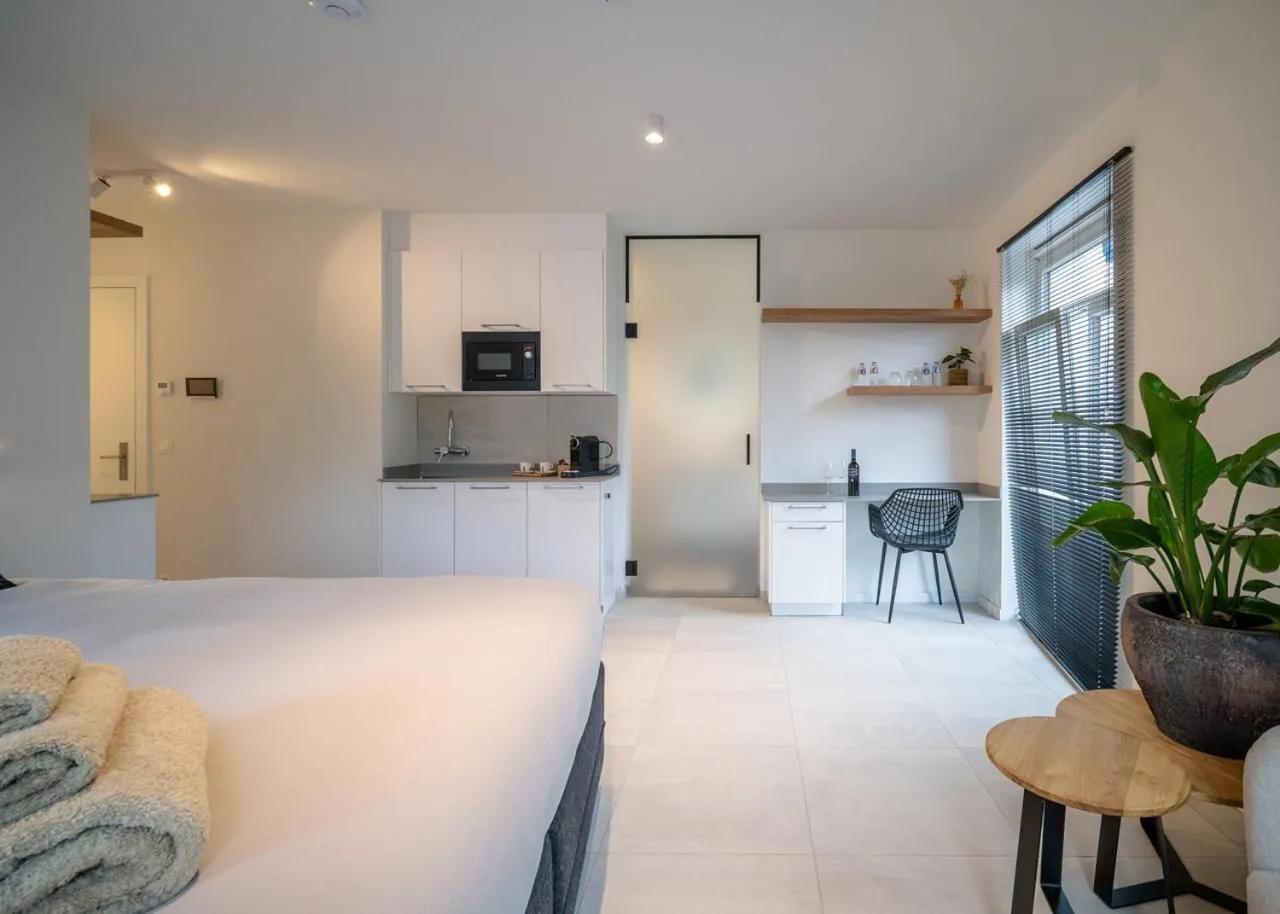 Bed in Mavue kamer met terras