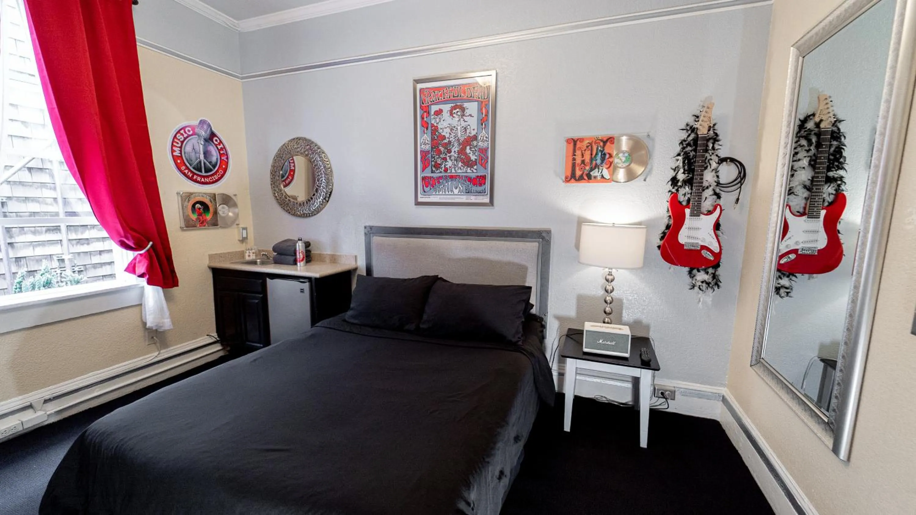 Bedroom, Bed in Music City Hotel - The San Francisco Music Experience