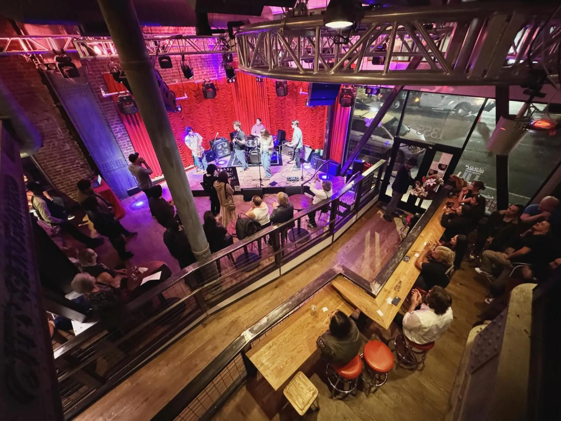 Evening entertainment in Music City Hotel - The San Francisco Music Experience